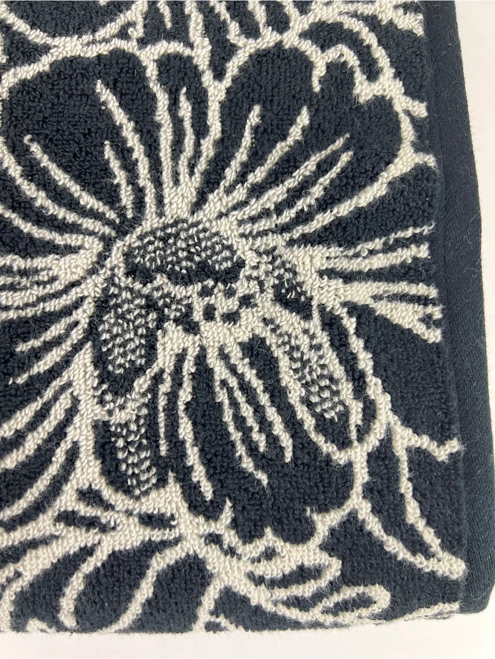 Common Thread Bath Towel Set Bold Black Cream Floral Soft Cotton 2 Pc NEW